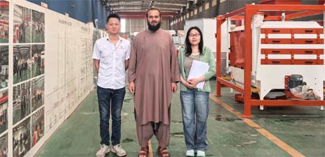 西亞客戶訪問強福機械購買飼料顆粒設(shè)備
